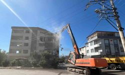1999 depreminde ağır hasar gören binaya ilk kepçe vuruldu