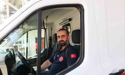 Ambulans şoförü çocuğu yalın ayak bırakmadı, istasyona galoşla döndü