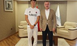 Başkan Büyükakın, İzmitli şampiyonu kutladı