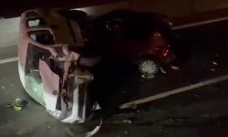 Hafif ticari araç, lastiği patlayan otomobile çarparak yan yattı: 2 çocuk yaralı