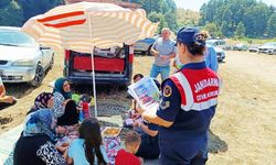 Jandarma vatandaşı bilgilendirdi, hediye dağıttı