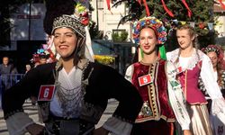 Kadınlar sarımsak festivalinin en güzeli seçilebilmek için yarıştı