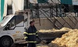Kamyonetin kasasındaki balyalar alevlere teslim oldu
