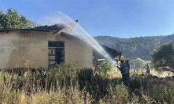 Korkutan yangın: Samanlık, odunluk ve 30 dönüm arazi yandı