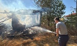 Otluk arazide çıkan yangın 2 katlı evi küle çevirdi