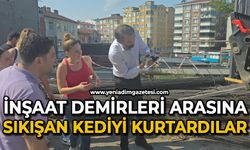 İnşaat demirlerinin altına sıkışan kediyi kurtarmak için zamanla yarıştılar