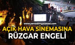 Açık hava sinemasına rüzgar engeli!