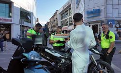 Motosiklet sürerken baklava taşıyan sürücü cezaya itiraz edemedi