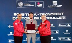 BARÜ’lü akademisyen ödülünü Bakan Kacır’dan aldı