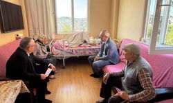 Engelli eşi ve yatalak annesini bebeği gibi bakıyor