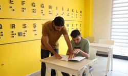 Görme engelli eğitmenleriyle hayata daha sıkı tutunuyorlar