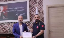 Kağıt toplayıcı çocuğa ayakkabılarını veren sağlık ekibine teşekkür