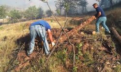 Karabük’te köylüler, evlerini korumak için su taşıyarak yangına müdahale etti