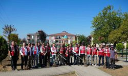 Müdürler Aziziye Çocuk Parkı’nı temizledi