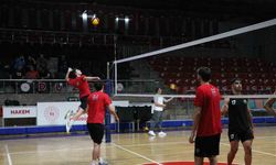 Spor akademisi erkek voleybol takımı hazırlıklarını sürdürüyor