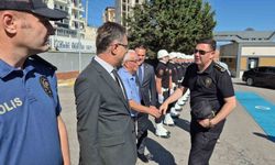 Yeni Emniyet Müdürü, kendisini karşılayan şehit babasının elini öptü