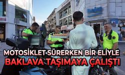 Motosiklet sürerken baklava taşıyamaya çalıştı