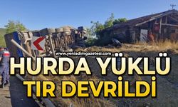 Hurda yüklü tır devrildi: 1 yaralı