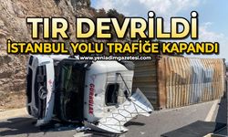 Tır devrildi: İstanbul yolu trafiğe kapandı