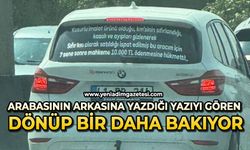 Arabasının arkasına yazdığı yazıyı gören dönüp bir daha bakıyor