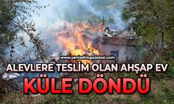 Alevlere teslim olan ahşap ev küle döndü