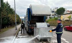 Çöp konteynerler yıkanarak dezenfekte ediliyor
