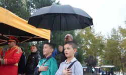 Törende şemsiye çocukları yağmurdan korudu