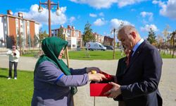 Türk bayrağını yere düşürmemek için gösterdiği duyarlılık yürekleri ısıttı