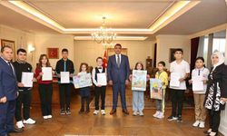 Vali Aslan, yarışmada dereceye giren çocukları ağırladı