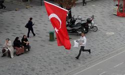 Türk bayrağını yere düşürmedi