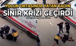 Yolun ortasında yatan kadın, sinir krizi geçirdi