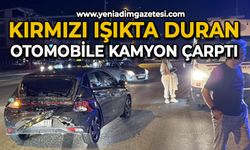 Kırmızı ışıkta duran otomobile kamyon çarptı: 2 yaralı