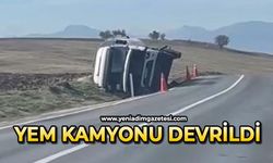 Yem kamyonu devrildi