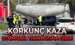 Otomobil tırın altına girdi