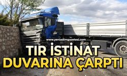 Tır istinat duvarına çarptı