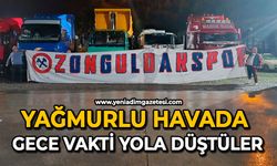 Yağmurlu havada gece vakti yola düştüler