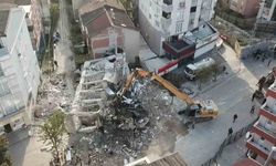 4 kişiye mezar olan binanın enkazı kaldırılıyor