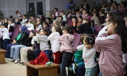 Minik izleyicilerden tiyatro oyununa tam not