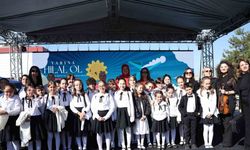 Miniklerin keman gösterisi