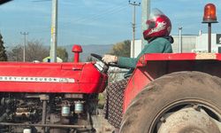 Motosiklet kaskıyla traktör kullanan kadın, sosyal medyada büyük beğeni topladı