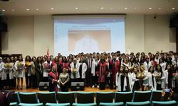 Tıp fakültesi öğrencileri beyaz önlüklerini giydi