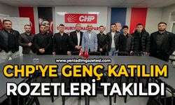 CHP'ye genç katılım: Rozetleri takıldı