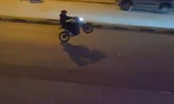 Motosikletlilerin tek tekerle tehlikeli yolculukları kamerada