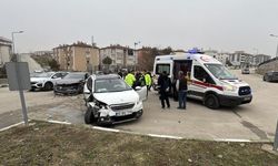 Otomobille motosiklet çarpıştı