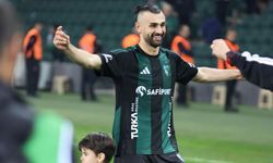 Serdar Dursun sahada dakikalarca çiftetelli oynadı