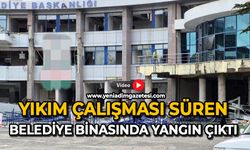 Yıkım çalışması süren belediye binasında yangın çıktı
