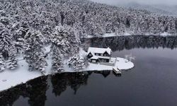 Kar yağışının ardından beyaz gelinliğini giydi