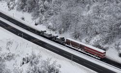 Karda yolda kalan tır, 2 çekici ile kurtarıldı