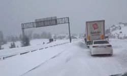 Yoğun karda tırlar rampayı çıkamadı