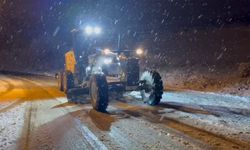 Belediye ekipleri kar küreme ve tuzlama çalışmalarını sürdürüyor